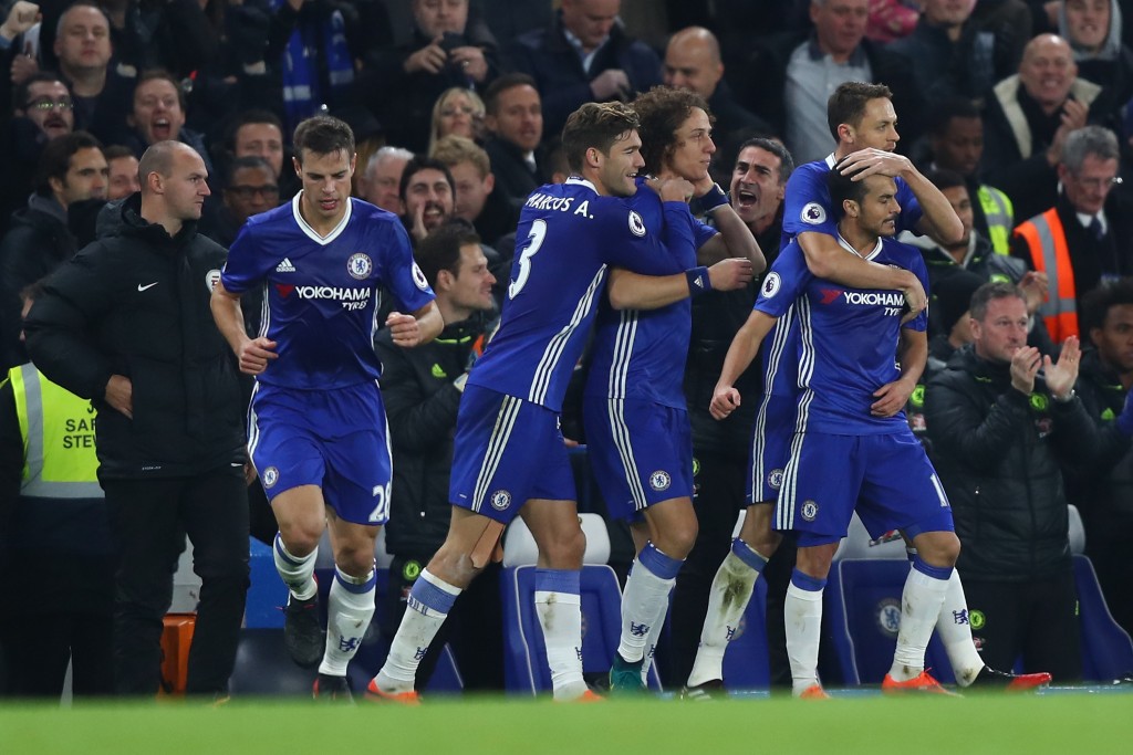 LONDON, ENGLAND - NOVEMBER 26: Pedro (1st R) of Chelsea celebrates scoring his team's first goal with his team mates during the Premier League match between Chelsea and Tottenham Hotspur at Stamford Bridge on November 26, 2016 in London, England. (Photo by Clive Rose/Getty Images)