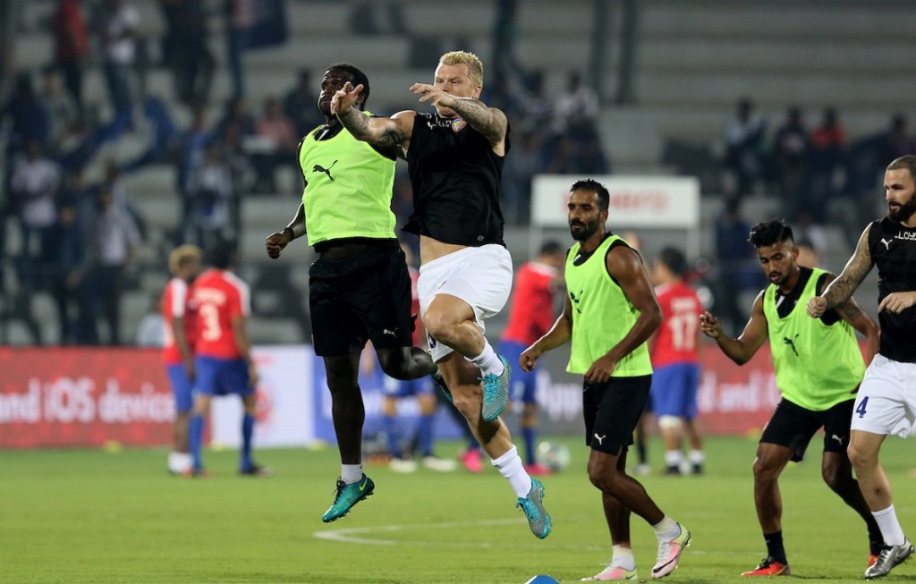 Chennaiyin FC players warm up before the start of the match 46 of the Indian Super League (ISL) season 3 between Mumbai City FC and Chennaiyin FC held at the Mumbai Football Arena in Mumbai, India on the 23rd November 2016. Photo by Vipin Pawar / ISL / SPORTZPICS