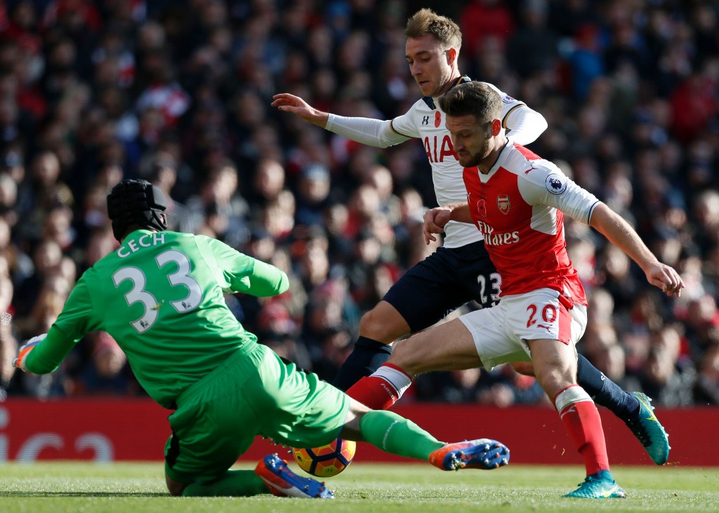 Arsenal's Czech goalkeeper Petr Cech (L) and Arsenal's German defender Shkodran Mustafi (R) vie against Tottenham Hotspur's Danish midfielder Christian Eriksen during the English Premier League football match between Arsenal and Tottenham Hotspur at the Emirates Stadium in London on November 6, 2016.(Photo by IKIMAGES/AFP/Getty Images)