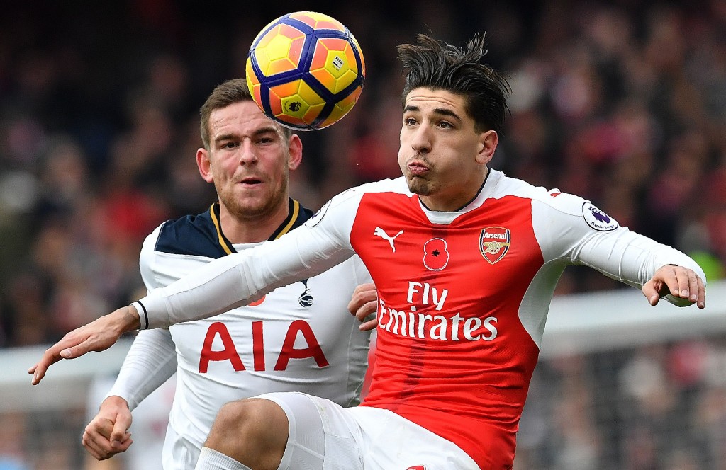 Tottenham Hotspur's Dutch striker Vincent Janssen (L) vies with Arsenal's Spanish defender Hector Bellerin during the English Premier League football match between Arsenal and Tottenham Hotspur at the Emirates Stadium in London on November 6, 2016. / AFP / BEN STANSALL / RESTRICTED TO EDITORIAL USE. No use with unauthorized audio, video, data, fixture lists, club/league logos or 'live' services. Online in-match use limited to 75 images, no video emulation. No use in betting, games or single club/league/player publications. / (Photo credit should read BEN STANSALL/AFP/Getty Images)
