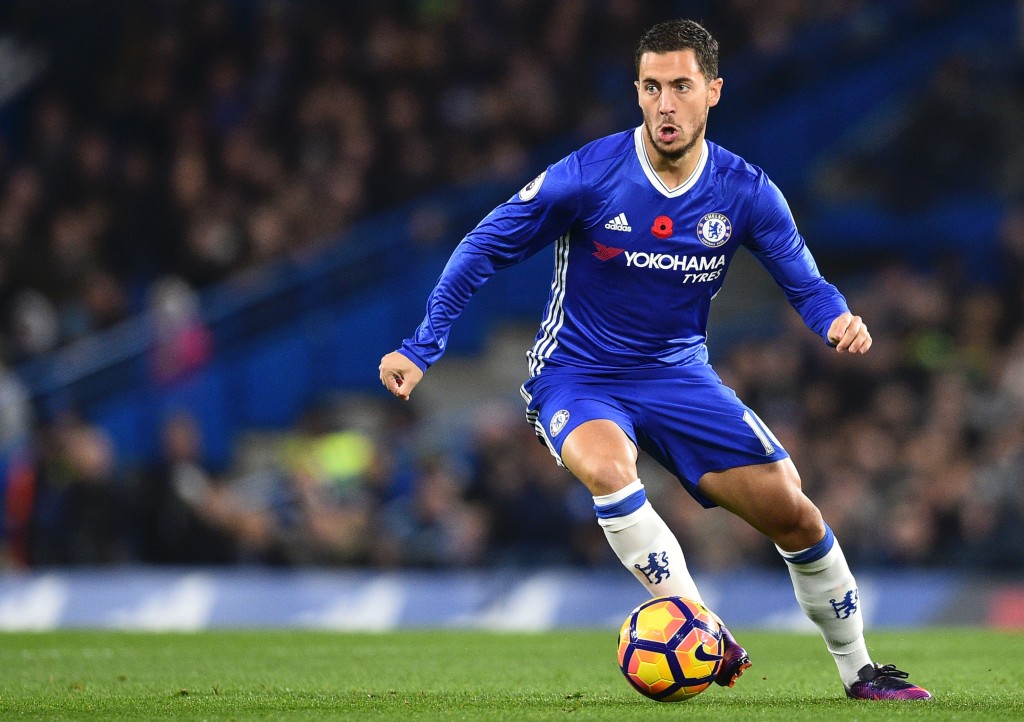 Chelsea's Belgian midfielder Eden Hazard runs with the ball during the English Premier League football match between Chelsea and Everton at Stamford Bridge in London on November 5, 2016. / AFP / Glyn KIRK / RESTRICTED TO EDITORIAL USE. No use with unauthorized audio, video, data, fixture lists, club/league logos or 'live' services. Online in-match use limited to 75 images, no video emulation. No use in betting, games or single club/league/player publications. / (Photo credit should read GLYN KIRK/AFP/Getty Images)