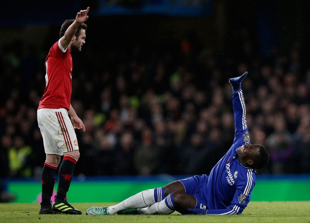 Chelsea's French defender Kurt Zouma (R) clutches his knee in pain during the English Premier League football match between Chelsea and Manchester United at Stamford Bridge in London on February 7, 2016. / AFP / ADRIAN DENNIS / RESTRICTED TO EDITORIAL USE. No use with unauthorized audio, video, data, fixture lists, club/league logos or 'live' services. Online in-match use limited to 75 images, no video emulation. No use in betting, games or single club/league/player publications. / (Photo credit should read ADRIAN DENNIS/AFP/Getty Images)