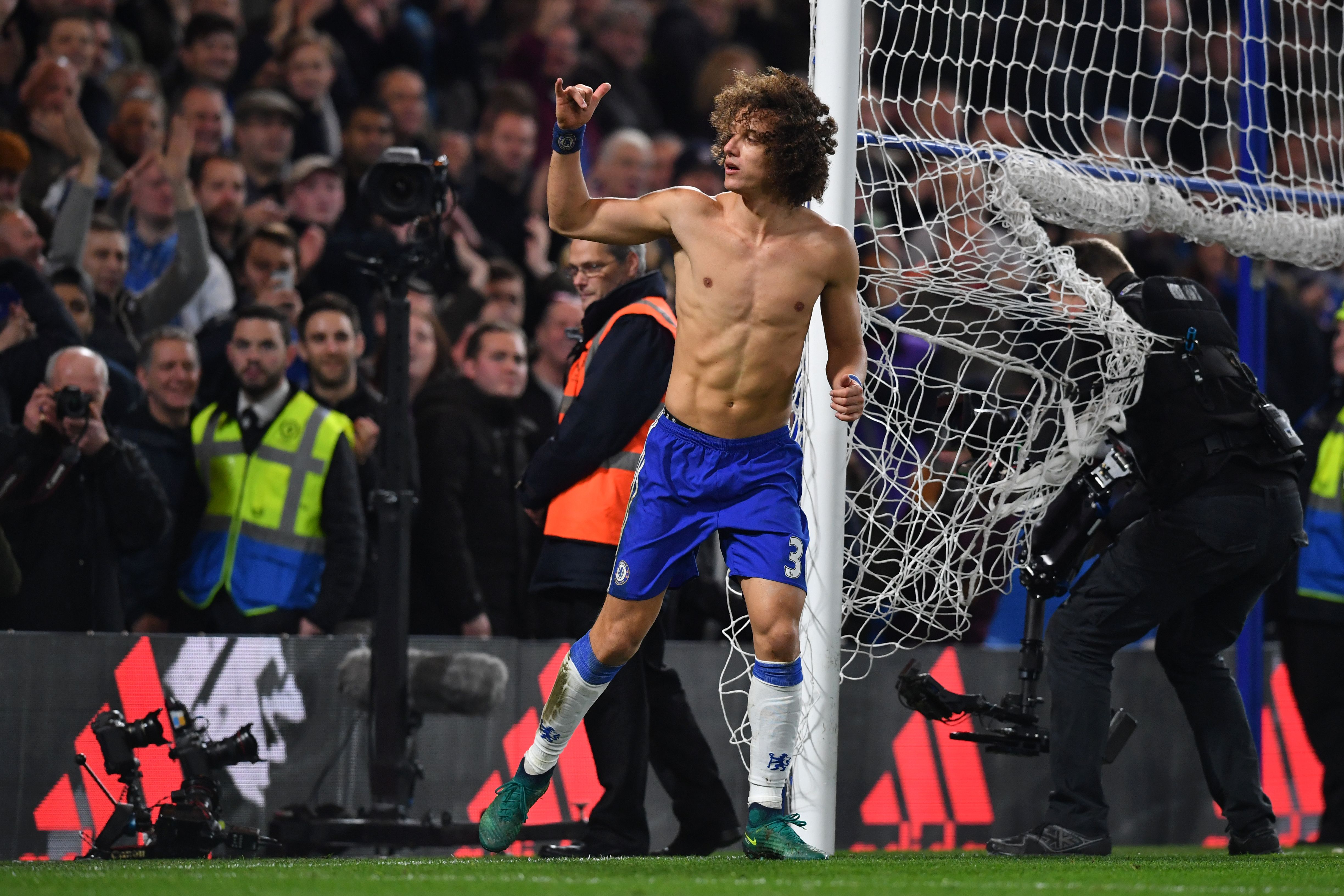 Chelsea's Brazilian defender David Luiz celebrates at the end of the English Premier League football match between Chelsea and Tottenham Hotspur at Stamford Bridge in London on November 26, 2016. / AFP / Ben STANSALL / RESTRICTED TO EDITORIAL USE. No use with unauthorized audio, video, data, fixture lists, club/league logos or 'live' services. Online in-match use limited to 75 images, no video emulation. No use in betting, games or single club/league/player publications. / (Photo credit should read BEN STANSALL/AFP/Getty Images)