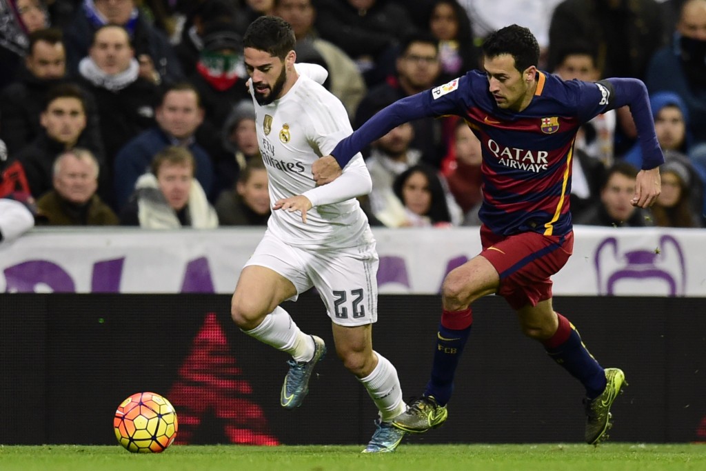 Real Madrid's midfielder Isco (L) vies with Barcelona's midfielder Sergio Busquets during the Spanish league "Clasico" football match Real Madrid CF vs FC Barcelona at the Santiago Bernabeu stadium in Madrid on November 21, 2015. AFP PHOTO/ JAVIER SORIANO (Photo credit should read JAVIER SORIANO/AFP/Getty Images)
