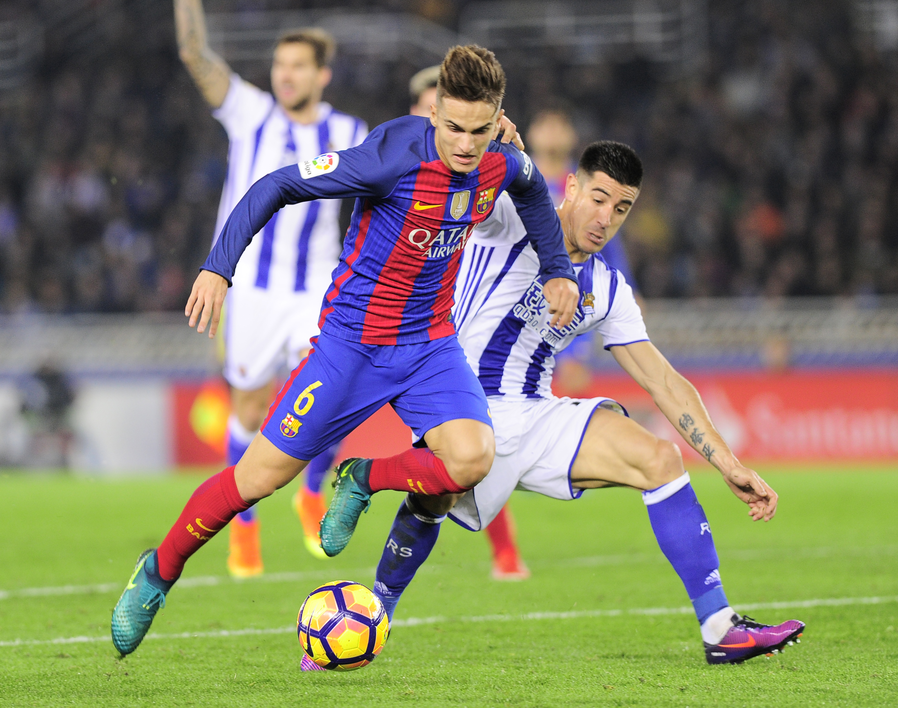 Barcelona's midfielder Denis Suarez (L) vies with Real Sociedad's defender Yuri Berchiche during the Spanish league football match Real Sociedad vs FC Barcelona at the Anoeta stadium in San Sebastian, on November 27, 2016. / AFP / ANDER GILLENEA (Photo credit should read ANDER GILLENEA/AFP/Getty Images)
