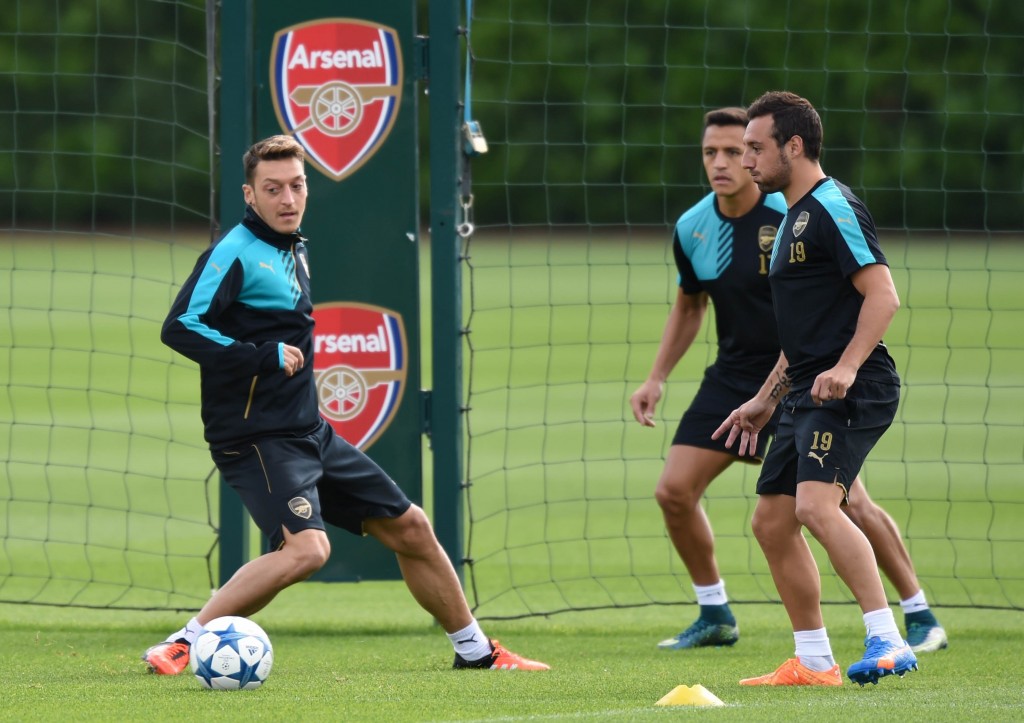 Arsenal's German midfielder Mesut Ozil (L) trains with Spanish midfielder Santi Cazorla and Chilean striker Alexis Sanchez at London Colney training ground in St Albans, north London on 28 September, 2015 before a Group F Champions League football match against Olympiakos. AFP PHOTO/Olly Greenwood (Photo credit should read OLLY GREENWOOD/AFP/Getty Images)