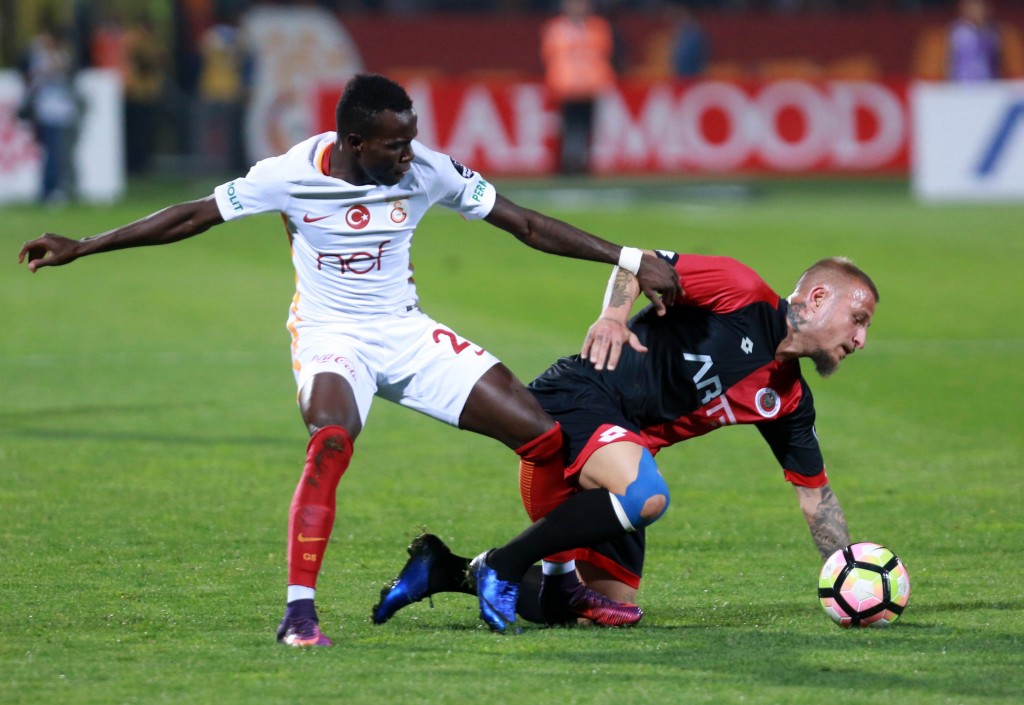 Bruma (L) of Galatasaray vies with Aydin Karabulut of Genclerbirligi during the Turkish Super Lig football match between Genclerbirligi and Galatasaray at the 19 Mayis stadium in Ankara,on October 15, 2016. / AFP / ADEM ALTAN (Photo credit should read ADEM ALTAN/AFP/Getty Images)