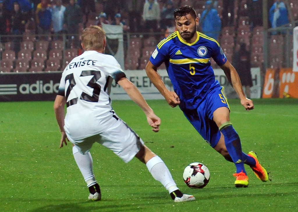 Bosnia and Herzegovina's Sead Kolasinac (R) vies for the ball with Estonia's Taijo Teniste (L) during the FIFA World Cup 2018 football qualification match between Bosnia and Herzegovina and Estonia in Zenica, on September 6, 2016. / AFP / ELVIS BARUKCIC (Photo credit should read ELVIS BARUKCIC/AFP/Getty Images)