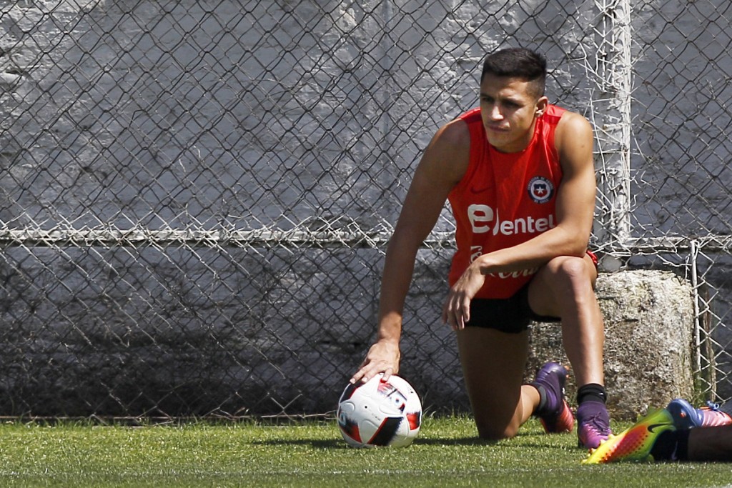 Picture released by Photosport Chile showing Chile's player Alexis Sanchez taking a break in Santiago on November 8, 2016 during a training session ahead of their WC 2018 qualifier against Colombia. / AFP / Photosport Chile / Marcelo HERNANDEZ (Photo credit should read MARCELO HERNANDEZ/AFP/Getty Images)