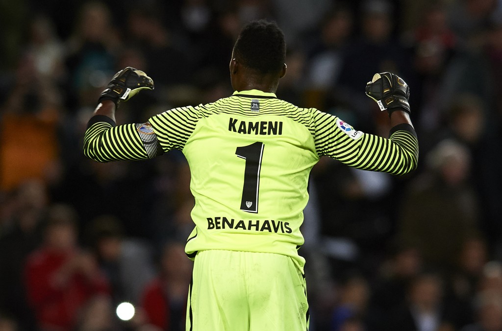 BARCELONA, SPAIN - NOVEMBER 19: Carlos Kameni of Malaga reacts at the on the match during the La Liga match between FC Barcelona and Malaga CF at Camp Nou stadium on November 19, 2016 in Barcelona, Spain. (Photo by Manuel Queimadelos Alonso/Getty Images)