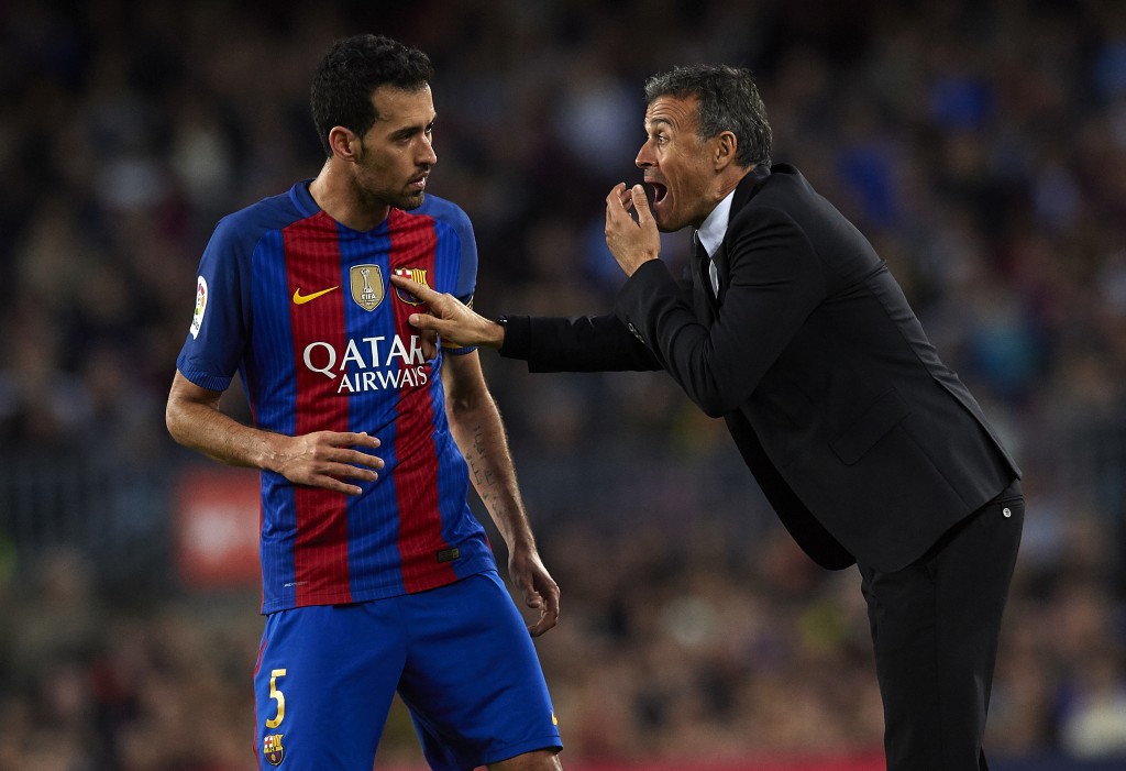 BARCELONA, SPAIN - NOVEMBER 19: Luis Enrique, Manager of FC Barcelona gives instructions to his player Sergio Busquets during the La Liga match between FC Barcelona and Malaga CF at Camp Nou stadium on November 19, 2016 in Barcelona, Spain. (Photo by Manuel Queimadelos Alonso/Getty Images)