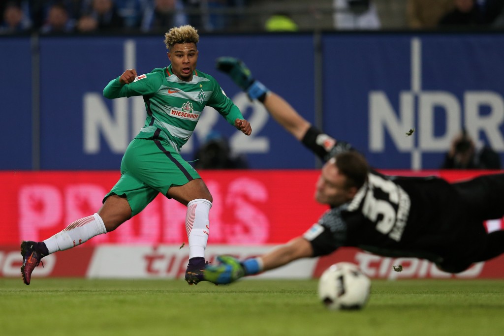 HAMBURG, GERMANY - NOVEMBER 26: Serge Gnabry (L) of Bremen scores his teams second goal during the Bundesliga match between Hamburger SV and Werder Bremen at Volksparkstadion on November 26, 2016 in Hamburg, Germany. (Photo by Joern Pollex/Bongarts/Getty Images)