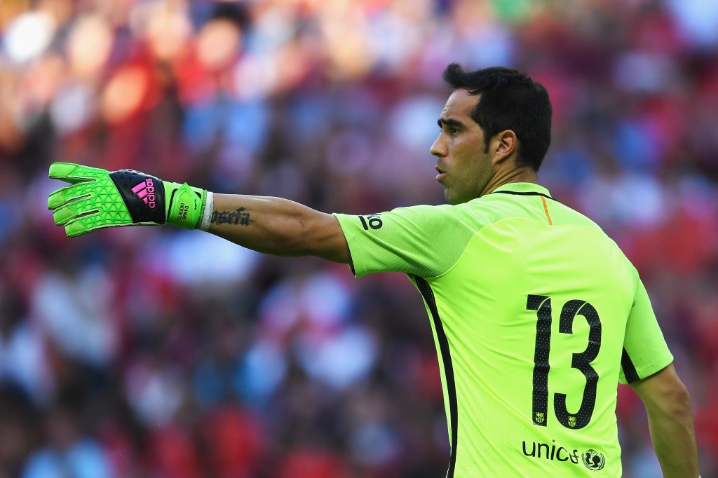 LONDON, ENGLAND - AUGUST 06: Claudio Bravo of Barcelona in action during the International Champions Cup match between Liverpool and Barcelona at Wembley Stadium on August 6, 2016 in London, England. (Photo by Mike Hewitt/Getty Images)