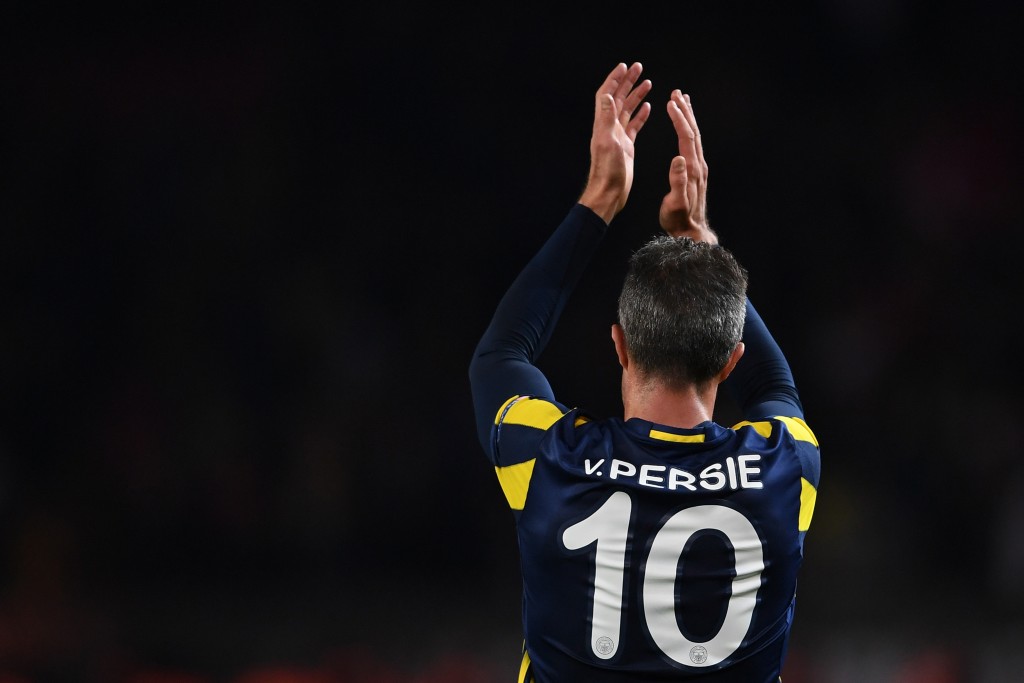 MANCHESTER, ENGLAND - OCTOBER 20: Robin van Persie of Fenerbahce applauds the fans following the final whistle during the UEFA Europa League Group A match between Manchester United FC and Fenerbahce SK at Old Trafford on October 20, 2016 in Manchester, England. (Photo by Laurence Griffiths/Getty Images)