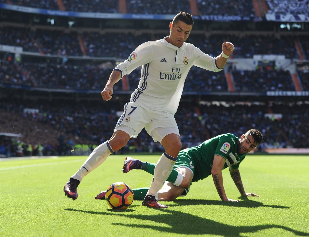 MADRID, SPAIN - NOVEMBER 06: Cristiano Ronaldo of Real Madrid is tackled by Martin Mantovani of CD Leganes controls the ball while being challenged by during the Liga match between Real Madrid CF and Leganes on November 6, 2016 in Madrid, Spain. (Photo by Denis Doyle/Getty Images)