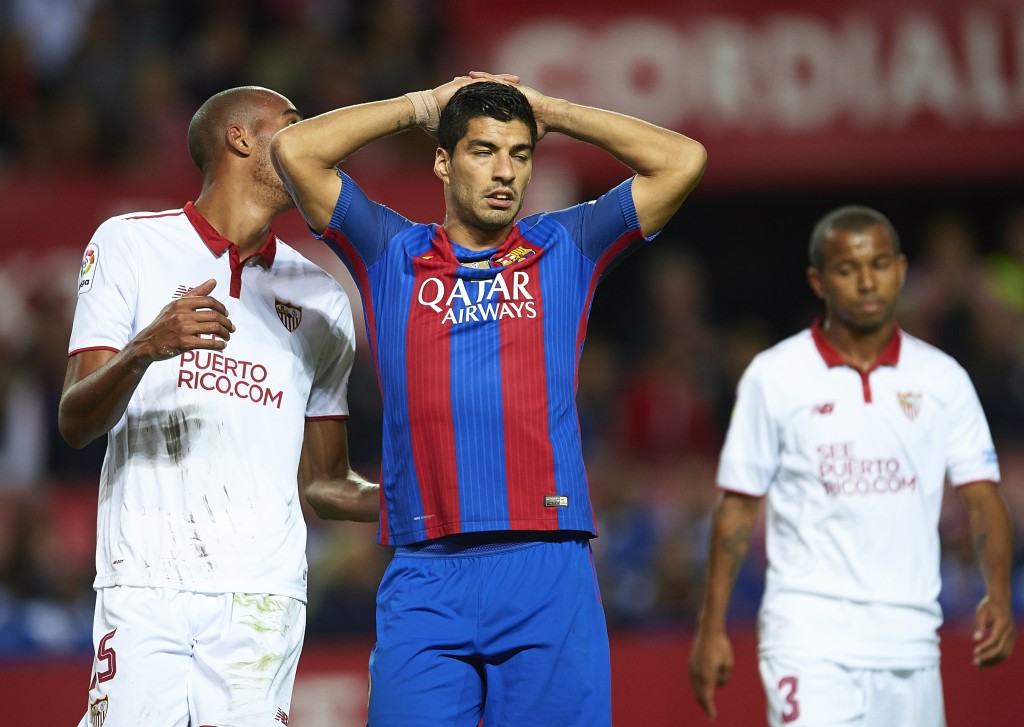 SEVILLE, SPAIN - NOVEMBER 06: Luis Suarez of FC Barcelona reacts during the match between Sevilla FC vs FC Barcelona as part of La Liga at Ramon Sanchez Pizjuan Stadium on November 6, 2016 in Seville, Spain. (Photo by Aitor Alcalde/Getty Images)