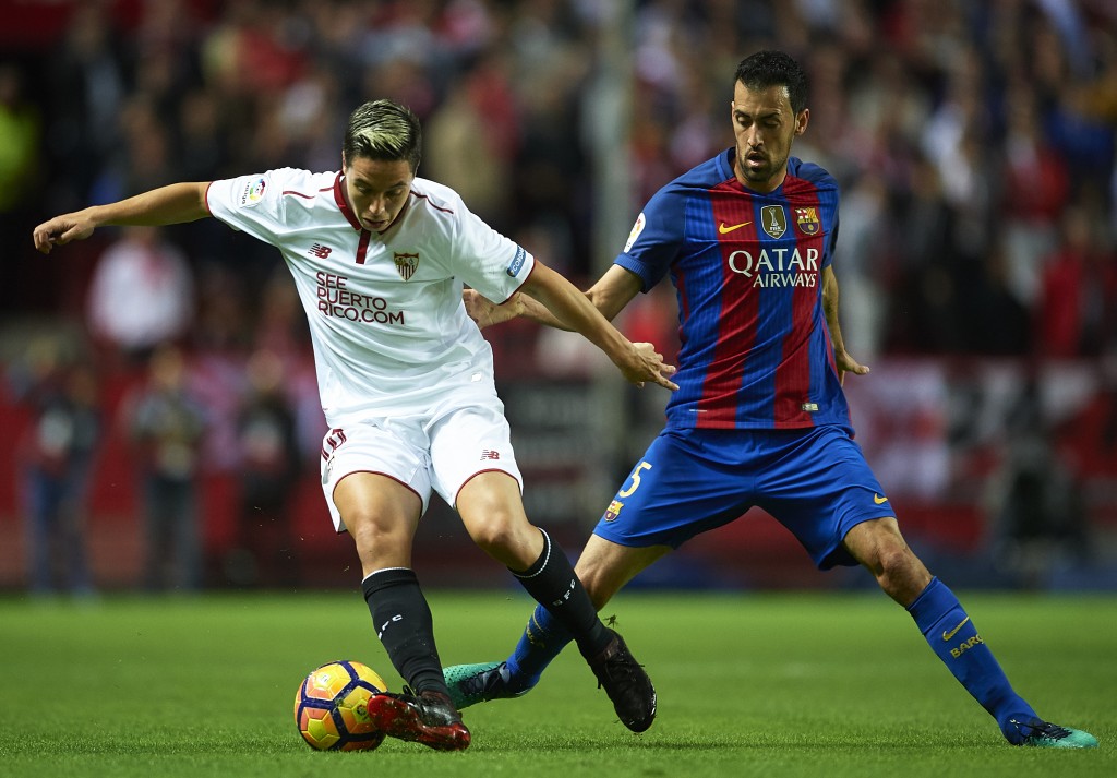 SEVILLE, SPAIN - NOVEMBER 06: Samir Nasri of Sevilla FC (L) being followed by Sergio Busquets of FC Barcelona (R) during the match between Sevilla FC vs FC Barcelona as part of La Liga at Ramon Sanchez Pizjuan Stadium on November 6, 2016 in Seville, Spain. (Photo by Aitor Alcalde/Getty Images)