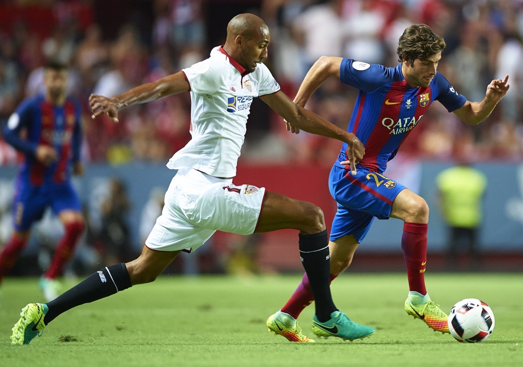 SEVILLE, SPAIN - AUGUST 14: Sergio Roberto of FC Barcelona (R) being followed by Steven N'Zonzi of Sevilla FC (L) during the match between Sevilla FC vs FC Barcelona as part of the Spanish Super Cup Final 1st Leg at Estadio Ramon Sanchez Pizjuan on August 14, 2016 in Seville, Spain. (Photo by Aitor Alcalde/Getty Images)