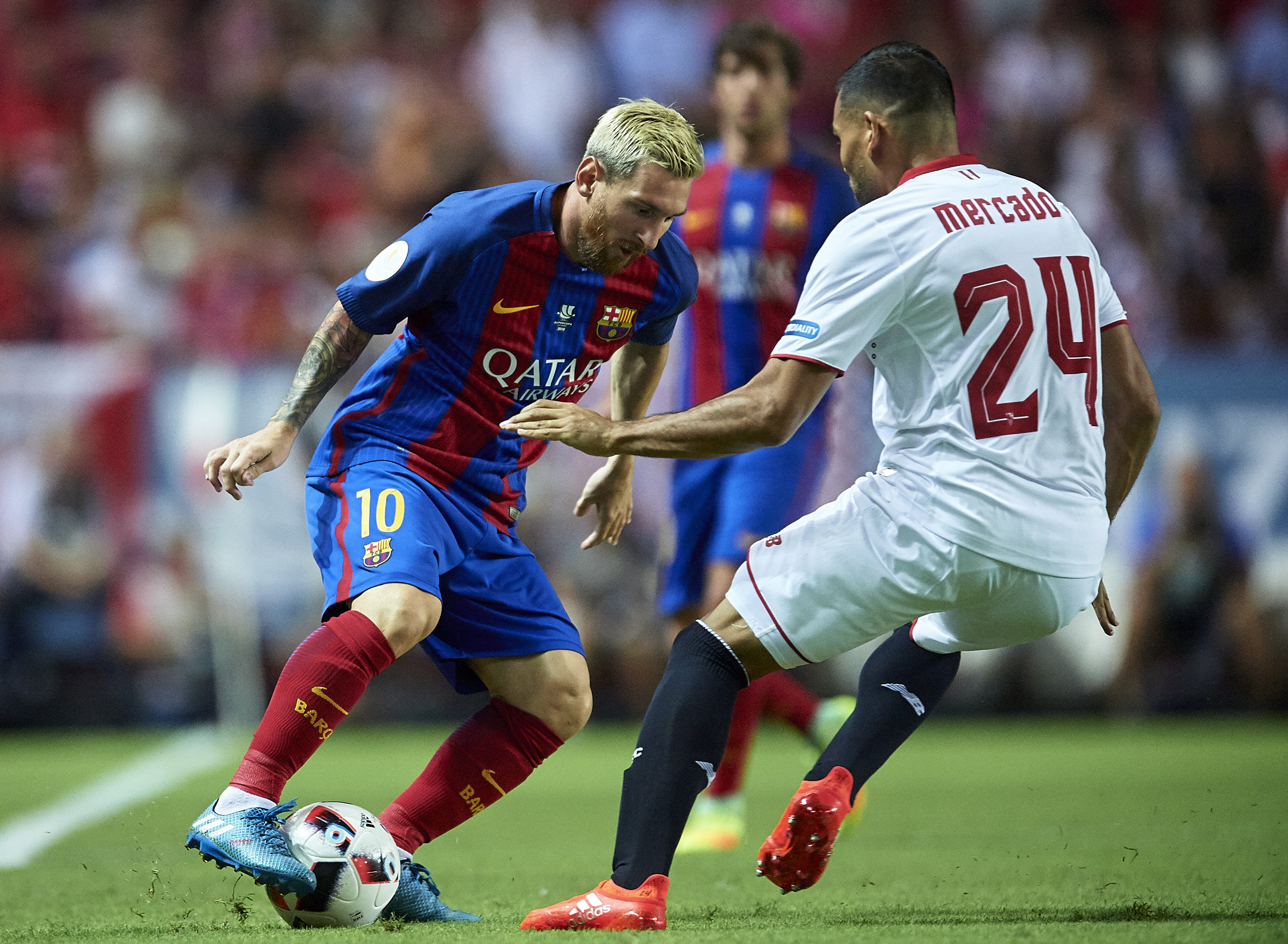SEVILLE, SPAIN - AUGUST 14: Lionel Messi of FC Barcelona (L) being followed by Gabriel Mercado of Sevilla FC (R) during the match between Sevilla FC vs FC Barcelona as part of the Spanish Super Cup Final 1st Leg at Estadio Ramon Sanchez Pizjuan on August 14, 2016 in Seville, Spain. (Photo by Aitor Alcalde/Getty Images)