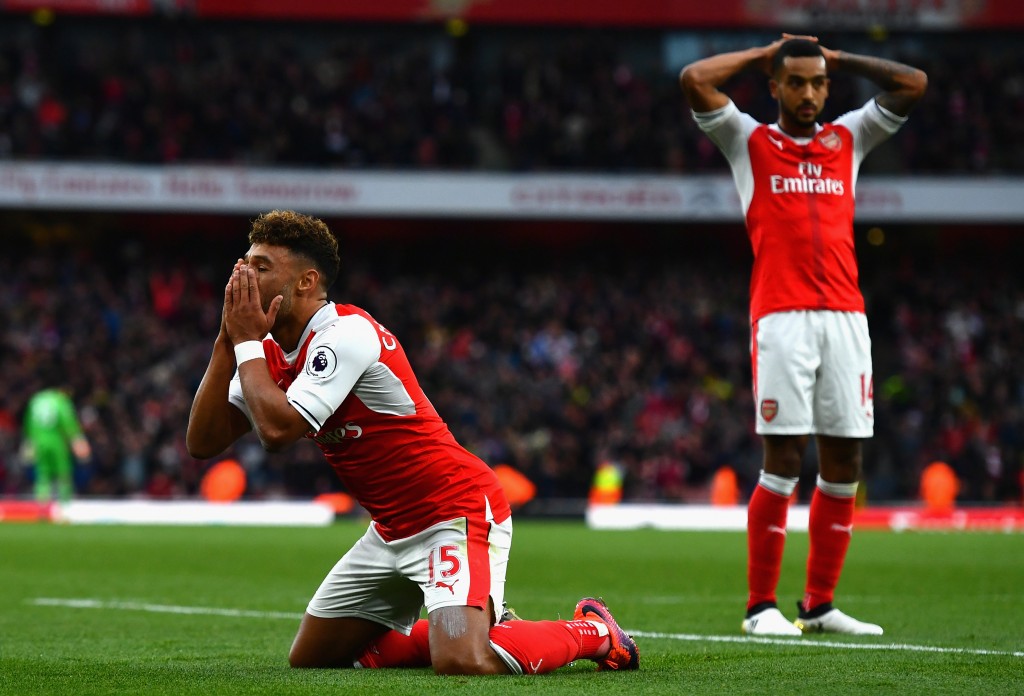 LONDON, ENGLAND - OCTOBER 22: Alex Oxlade-Chamberlain of Arsenal (C) reacts to Arsenal having a goal disallowed during the Premier League match between Arsenal and Middlesbrough at Emirates Stadium on October 22, 2016 in London, England. (Photo by Dan Mullan/Getty Images)
