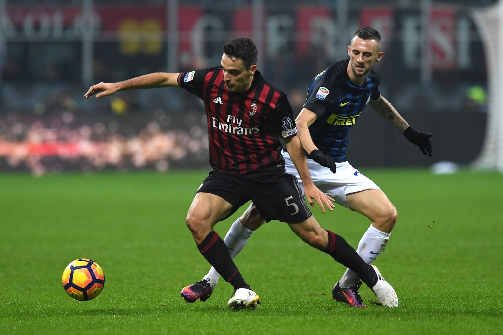MILAN, ITALY - NOVEMBER 20: Giacomo Bonaventura (L) of AC Milan is challenged by Marcelo Brozovic of FC Internazionale during the Serie A match between AC Milan and FC Internazionale at Stadio Giuseppe Meazza on November 20, 2016 in Milan, Italy. (Photo by Valerio Pennicino/Getty Images)