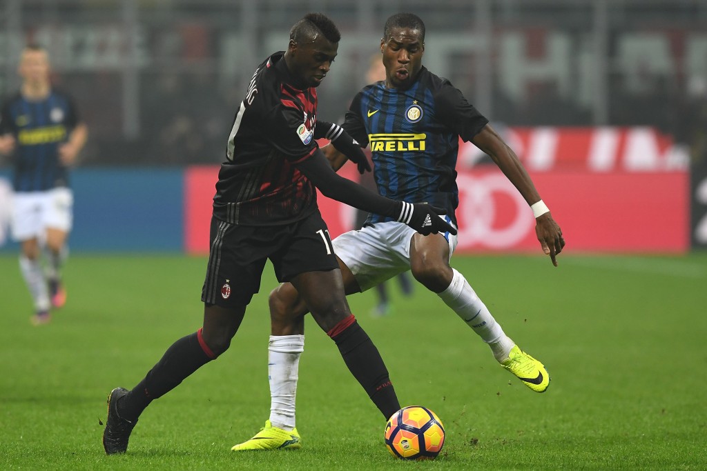 MILAN, ITALY - NOVEMBER 20: Mbaye Niang (L) of AC Milan is challenged by Geoffrey Kondogbia of FC Internazionale during the Serie A match between AC Milan and FC Internazionale at Stadio Giuseppe Meazza on November 20, 2016 in Milan, Italy. (Photo by Valerio Pennicino/Getty Images)