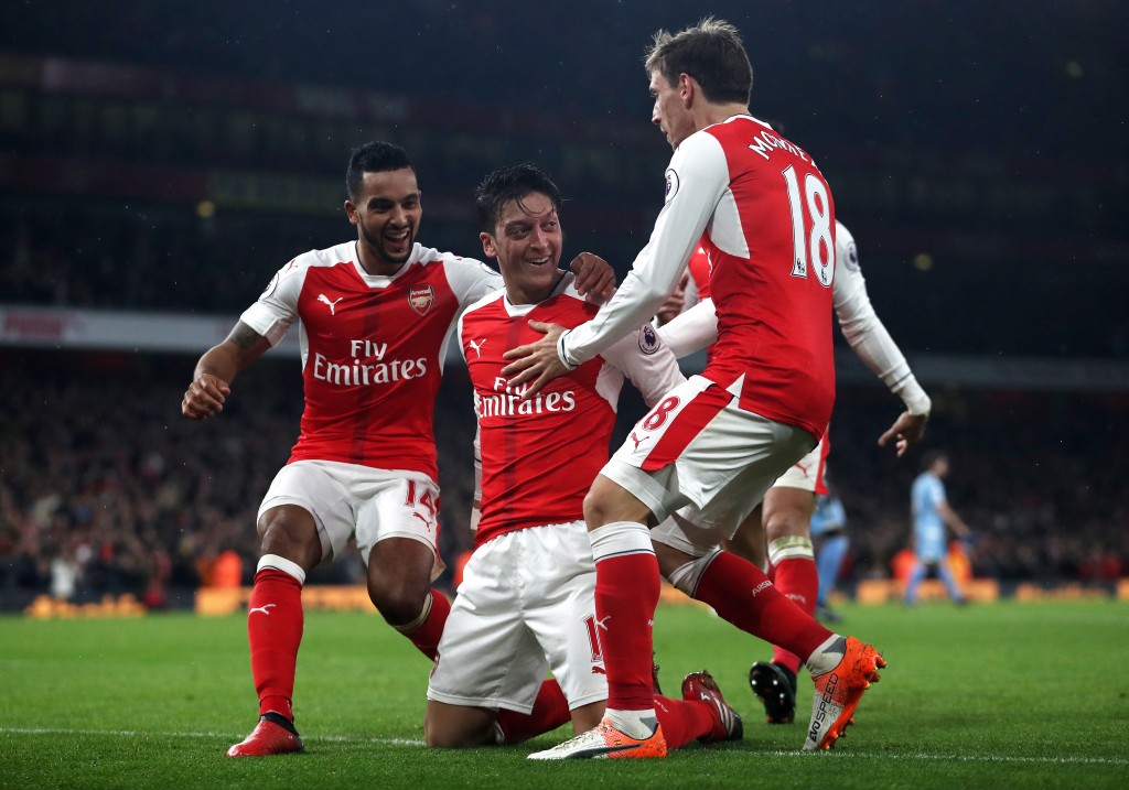 LONDON, ENGLAND - DECEMBER 10: Mesut Ozil of Arsenal celebrates scoring his sides second goal with his Arsenal team mates during the Premier League match between Arsenal and Stoke City at the Emirates Stadium on December 10, 2016 in London, England. (Photo by Julian Finney/Getty Images)