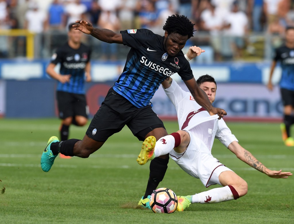 BERGAMO, ITALY - SEPTEMBER 11: (L-R) Franck Kessie of Atalanta BC competes for the ball with Daniele Baselli of FC Torino during the Serie A match between Atalanta BC and FC Torino at Stadio Atleti Azzurri d'Italia on September 11, 2016 in Bergamo, Italy. (Photo by Pier Marco Tacca/Getty Images)