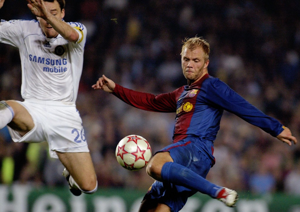 Barcelona, SPAIN: Barcelona's Eidur Gudjohnsen (R) has a shot is blocked by Chelsea's John Terry during a Champions League Group A football match at the Camp Nou stadium in Barcelona, 31 October 2006. Match ended 2-2. AFP PHOTO/CESAR RANGEL (Photo credit should read CESAR RANGEL/AFP/Getty Images)