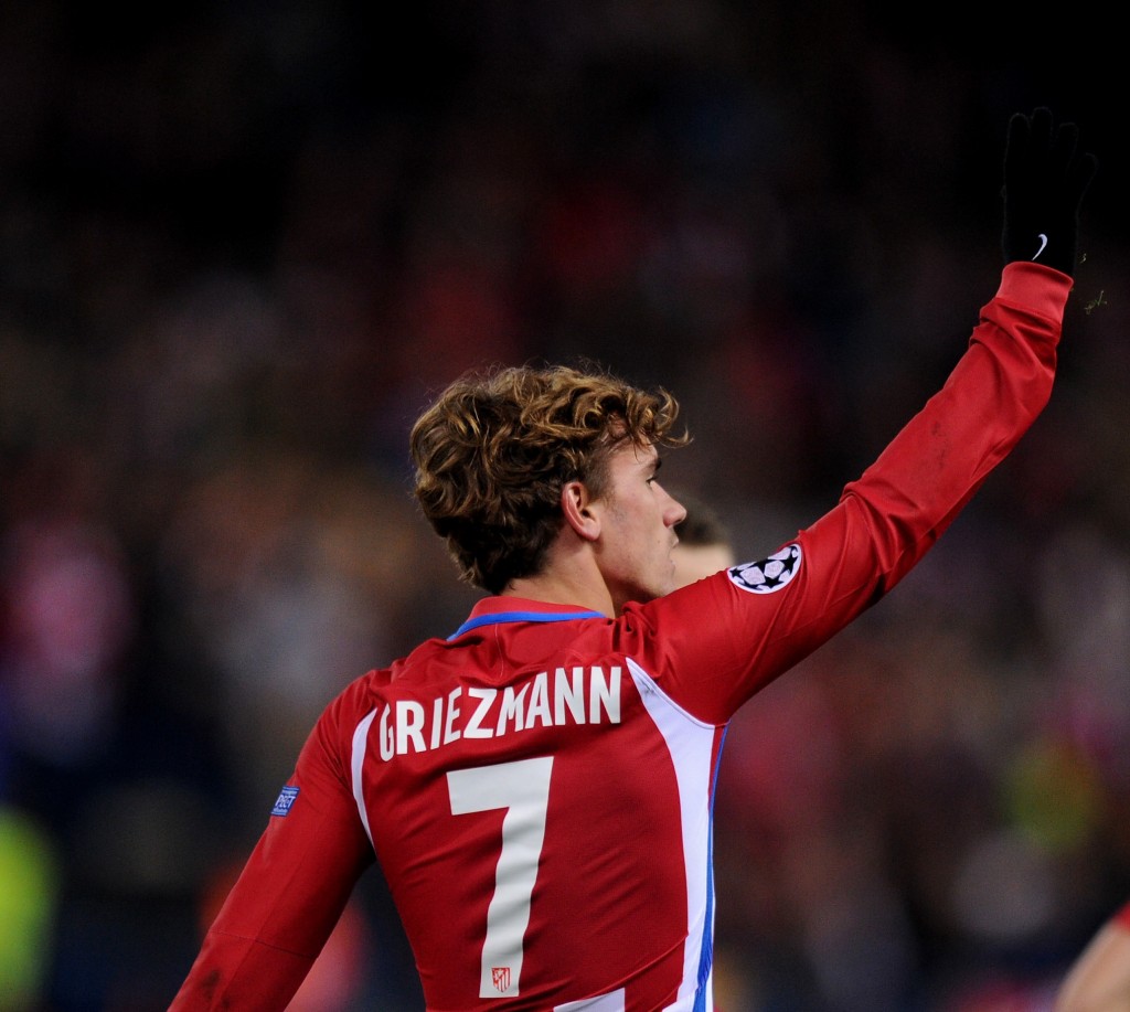 MADRID, SPAIN - NOVEMBER 23: Antoine Griezmann of Atletico Madrid celebrates scoring his sides second goal during the UEFA Champions League Group D match between Club Atletico de Madrid and PSV Eindhoven at Vicente Calderon Stadium on November 23, 2016 in Madrid, Spain. (Photo by Denis Doyle/Getty Images)