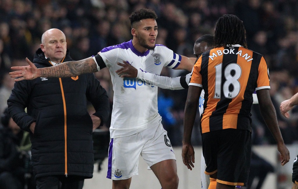Newcastle United's English defender Jamaal Lascelles (C) remonstrates with Hull City's Congolese striker Dieumerci Mbokani during the EFL (English Football League) Cup quarter-final football match between Hull City and Newcastle United at the KCOM Stadium in Kingston upon Hull, north east England on November 29, 2016. Mbokani was sent off following his challenge on Newcastle United's English defender Jamaal Lascelles. / AFP / Lindsey PARNABY / RESTRICTED TO EDITORIAL USE. No use with unauthorized audio, video, data, fixture lists, club/league logos or 'live' services. Online in-match use limited to 75 images, no video emulation. No use in betting, games or single club/league/player publications. / (Photo credit should read LINDSEY PARNABY/AFP/Getty Images)