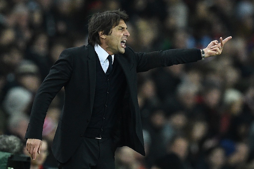 Chelsea's Italian head coach Antonio Conte shouts instructions to his players from the touchline during the English Premier League football match between Sunderland and Chelsea at the Stadium of Light in Sunderland, north-east England on December 14, 2016. / AFP / Oli SCARFF / RESTRICTED TO EDITORIAL USE. No use with unauthorized audio, video, data, fixture lists, club/league logos or 'live' services. Online in-match use limited to 75 images, no video emulation. No use in betting, games or single club/league/player publications. / (Photo credit should read OLI SCARFF/AFP/Getty Images)