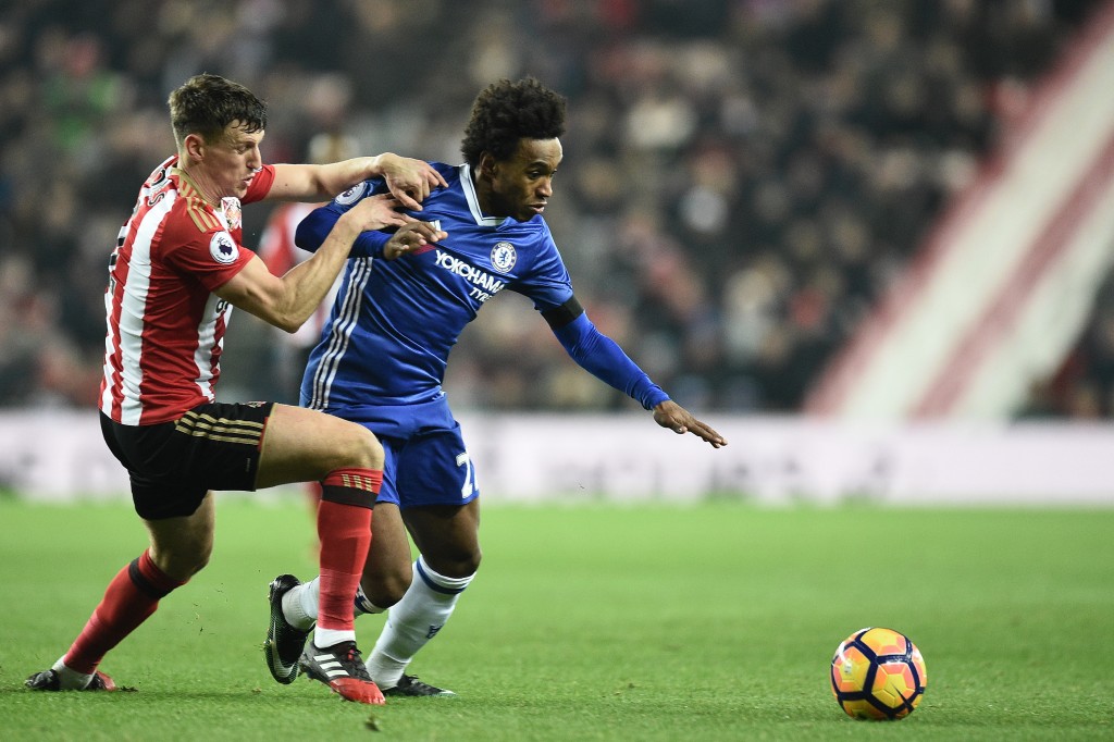 Sunderland's English defender Billy Jones (L) vies with Chelsea's Brazilian midfielder Willian during the English Premier League football match between Sunderland and Chelsea at the Stadium of Light in Sunderland, north-east England on December 14, 2016. / AFP / Oli SCARFF / RESTRICTED TO EDITORIAL USE. No use with unauthorized audio, video, data, fixture lists, club/league logos or 'live' services. Online in-match use limited to 75 images, no video emulation. No use in betting, games or single club/league/player publications. / (Photo credit should read OLI SCARFF/AFP/Getty Images)