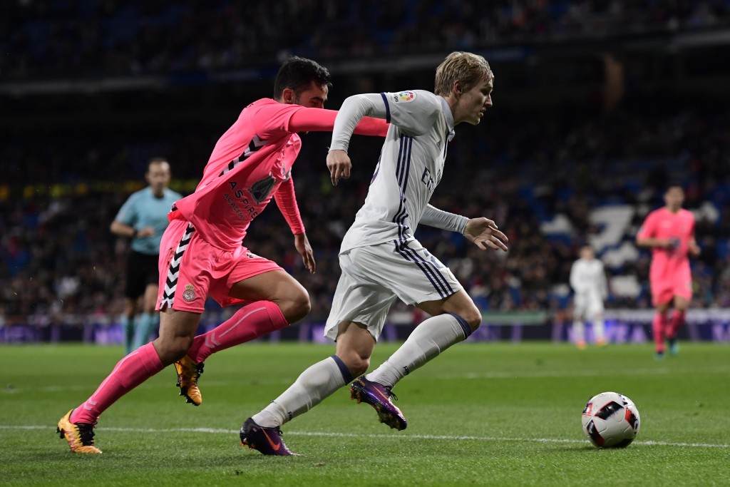 Real Madrid's Norwegian forward Martin Odegaard (R) vies with Cultural Leonesa's defender Victor Diaz during the Spanish Copa del Rey (King's Cup) Round of 32 second leg football match Real Madrid CF vs Cultural y Deportiva Leonesa at the Santiago Bernabeu stadium in Madrid on November 30, 2016. / AFP / JAVIER SORIANO (Photo credit should read JAVIER SORIANO/AFP/Getty Images)