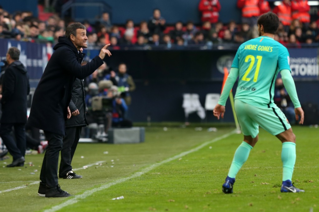 Barcelona's coach Luis Enrique (L) speak with Barcelona's Portuguese midfielder Andre Gomes during the Spanish league football match CA Osasuna vs FC Barcelona at the Reyno de Navarra (El Sadar) stadium in Pamplona on December 10, 2016. (Photo by Cesar Manso/AFP/Getty Images)
