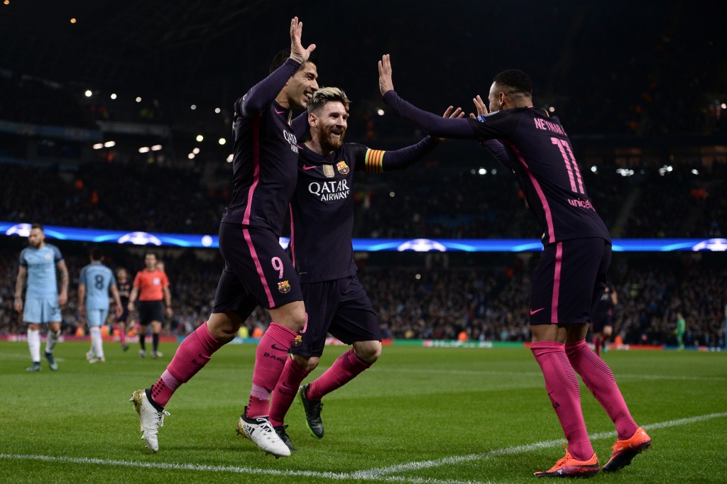 Barcelona's Argentinian striker Lionel Messi (C) celebrates scoring his team's first goal with Barcelona's Uruguayan striker Luis Suarez (L) and Barcelona's Brazilian striker Neymar during the UEFA Champions League group C football match between Manchester City and Barcelona at the Etihad Stadium in Manchester, north west England on November 1, 2016. (Photo by Oli Scarff/AFP/Getty Images)