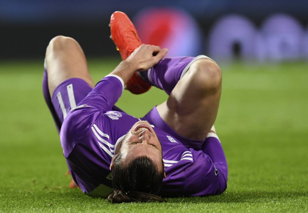 Real Madrid's Welsh forward Gareth Bale grimaces as he lies on the pitch during the UEFA Champions League football match Sporting CP vs Real Madrid CF at the Jose Alvalade stadium in Lisbon on November 22, 2016. / AFP / FRANCISCO LEONG (Photo credit should read FRANCISCO LEONG/AFP/Getty Images)