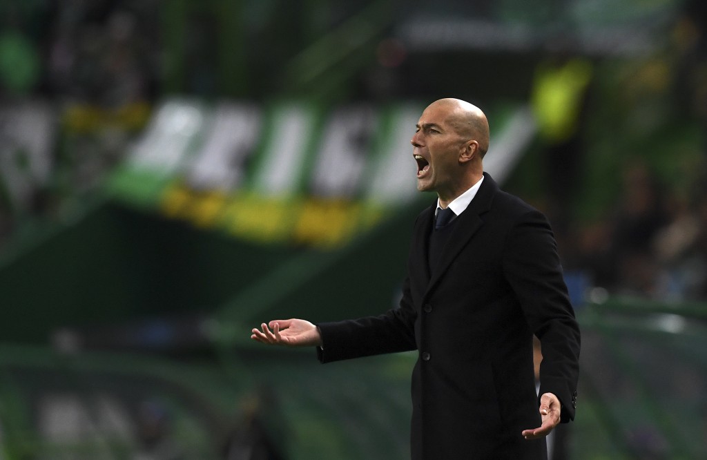 Real Madrid's French coach Zinedine Zidane shouts intructions from the sideline during the UEFA Champions League football match Sporting CP vs Real Madrid CF at the Jose Alvalade stadium in Lisbon on November 22, 2016. / AFP / FRANCISCO LEONG (Photo credit should read FRANCISCO LEONG/AFP/Getty Images)