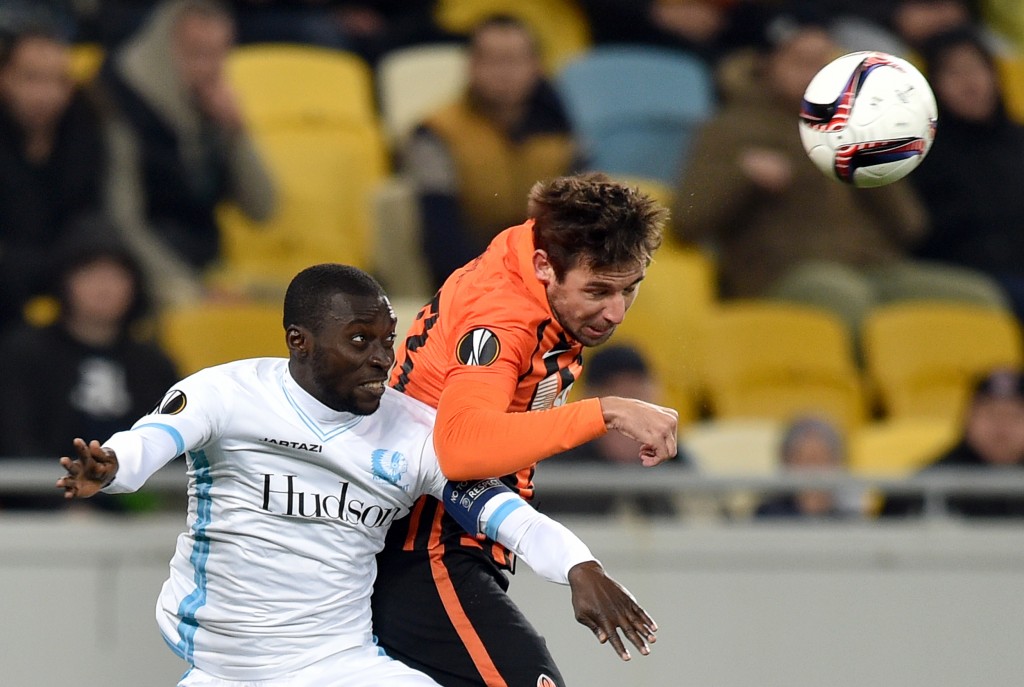 KAA Gent's Ghanaian midefielder Nana Asare (L) vies with Shakhtar Donetsk's Croatian defender Darijo Srna (R) during during the UEFA Europa League football match between Shakhtar Donetsk and KAA Gent at the Arena Lviv stadium in Lviv on October 20, 2016. (Photo by Genya Savilov/AFP/Getty Images)