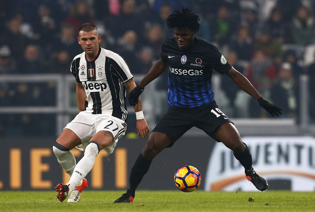 Juventus' midfielder Stefano Sturaro (L) fights for the ball with Atalanta's Ivorian midfielder Franck Kessie during the Italian Serie A football match Juventus Vs Atalanta on December 3, 2016 at the Juventus Stadium in Turin. / AFP / MARCO BERTORELLO (Photo credit should read MARCO BERTORELLO/AFP/Getty Images)