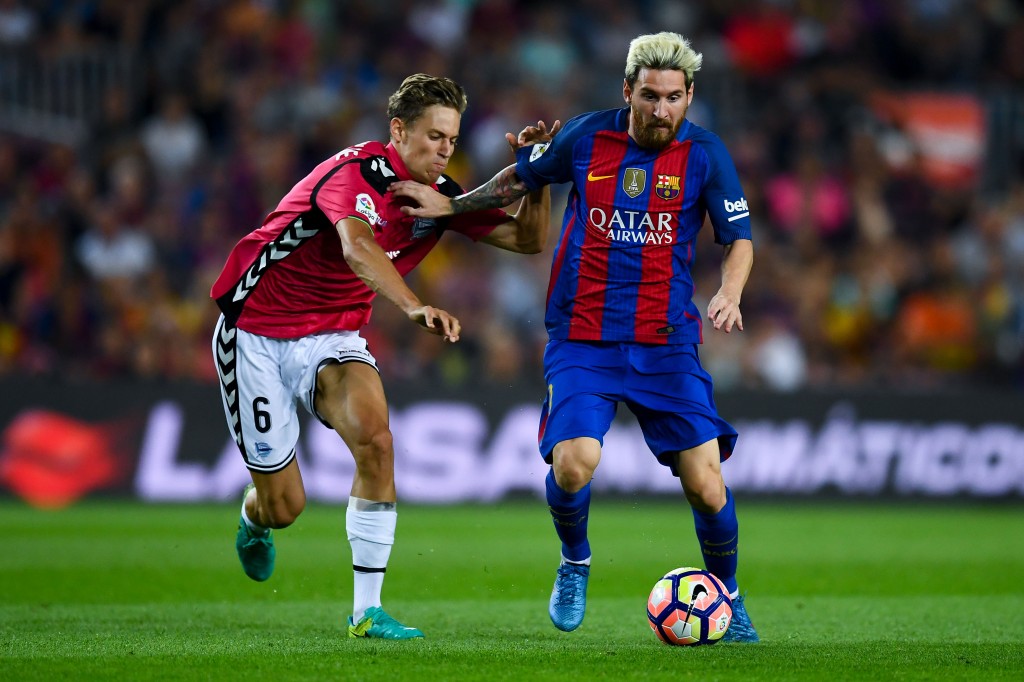 BARCELONA, SPAIN - SEPTEMBER 10: Lionel Messi of FC Barcelona competes for the ball with Marcos Llorente of Deportivo Alaves during the La Liga match between FC Barcelona and Deportivo Alaves at Camp Nou stadium on September 10, 2016 in Barcelona, Spain. (Photo by David Ramos/Getty Images)