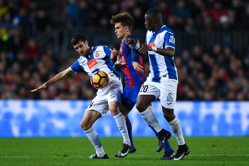 BARCELONA, SPAIN - DECEMBER 18: Denis Suarez of FC Barcelona competes for the ball with Aaron Martin (L) and Pape Diop of RCD Espanyol during the La Liga match between FC Barcelona and RCD Espanyol at the Camp Nou stadium on December 18, 2016 in Barcelona, Spain. (Photo by David Ramos/Getty Images)