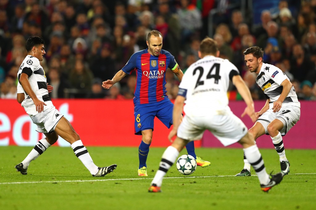 BARCELONA, SPAIN - DECEMBER 06: Andres Iniesta of Barcelona (C) attempts to take the ball through the Borussia Moenchengladbach defence during the UEFA Champions League Group C match between FC Barcelona and VfL Borussia Moenchengladbach at Camp Nou on December 6, 2016 in Barcelona, Spain. (Photo by Alex Grimm/Bongarts/Getty Images)