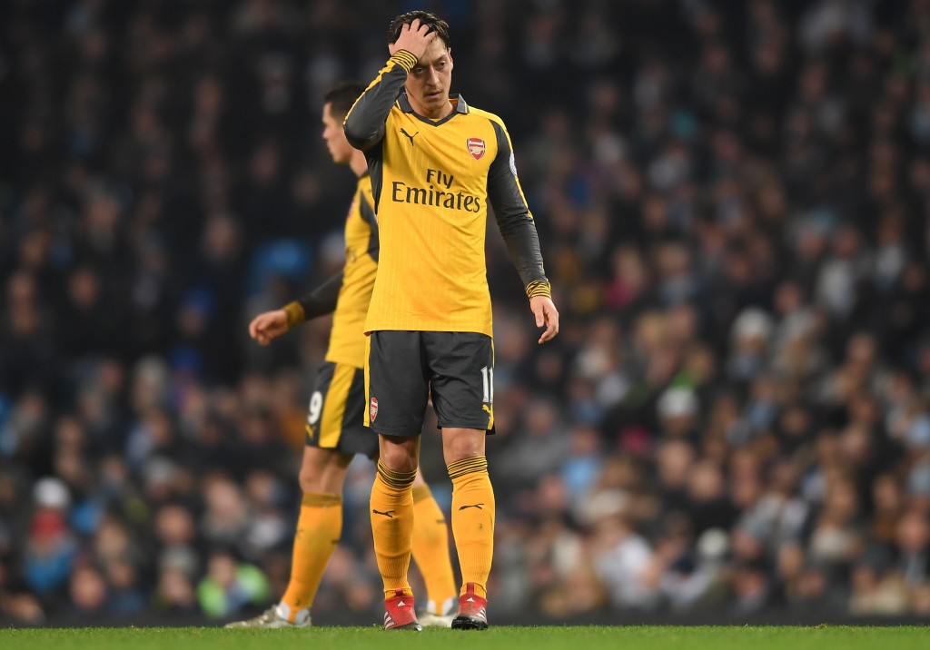 MANCHESTER, ENGLAND - DECEMBER 18: Mesut Ozil of Arsenal is dejected after the final whistle during the Premier League match between Manchester City and Arsenal at the Etihad Stadium on December 18, 2016 in Manchester, England. (Photo by Michael Regan/Getty Images)
