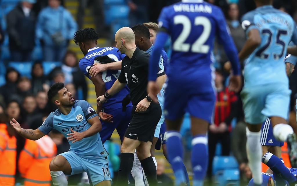 MANCHESTER, ENGLAND - DECEMBER 03: Players squre off after David Luiz of Chelsea is fouled by Sergio Aguero of Manchester City during during the Premier League match between Manchester City and Chelsea at Etihad Stadium on December 3, 2016 in Manchester, England. (Photo by Clive Brunskill/Getty Images)