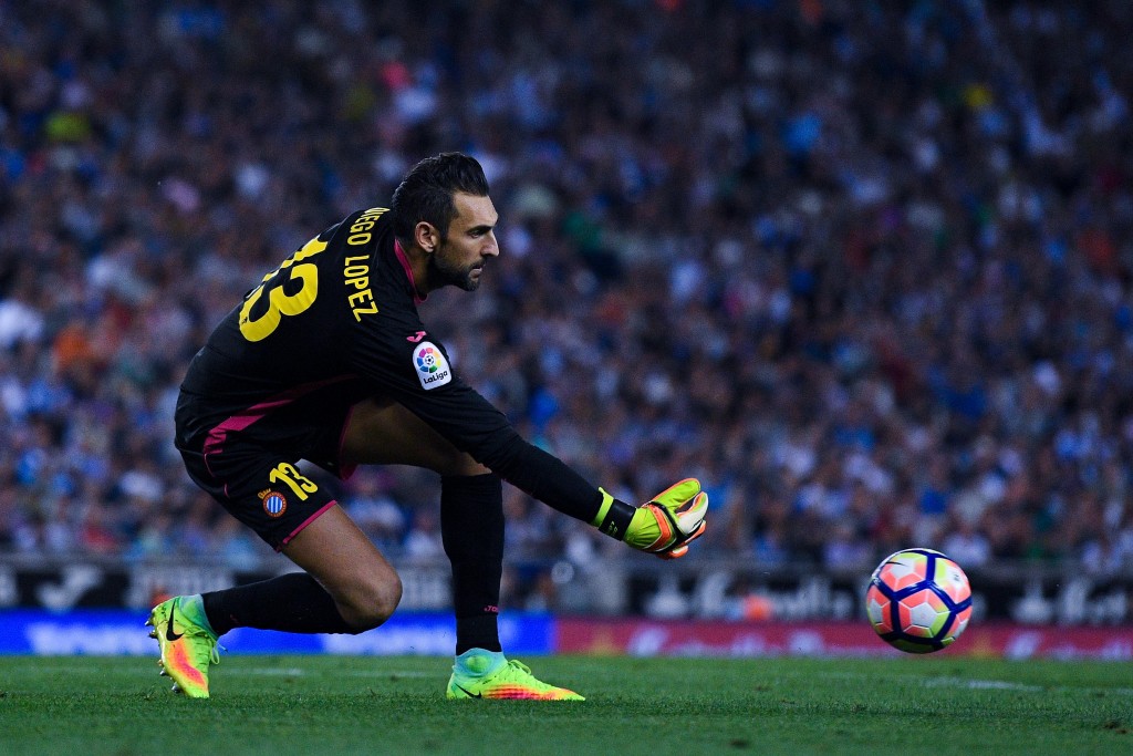 Contrary to the picture, the ball is likely to be in the veteran's court. (Picture Courtesy - AFP/Getty Images)