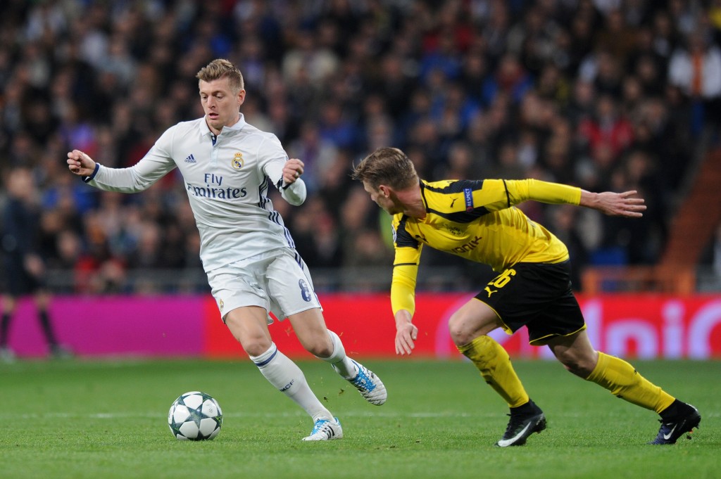 MADRID, SPAIN - DECEMBER 07: Toni Kroos of Real Madrid (L) takes the ball past Lukasz Piszczek of Borussia Dortmund (R) during the UEFA Champions League Group F match between Real Madrid CF and Borussia Dortmund at the Bernabeu on December 7, 2016 in Madrid, Spain. (Photo by Denis Doyle/Getty Images)