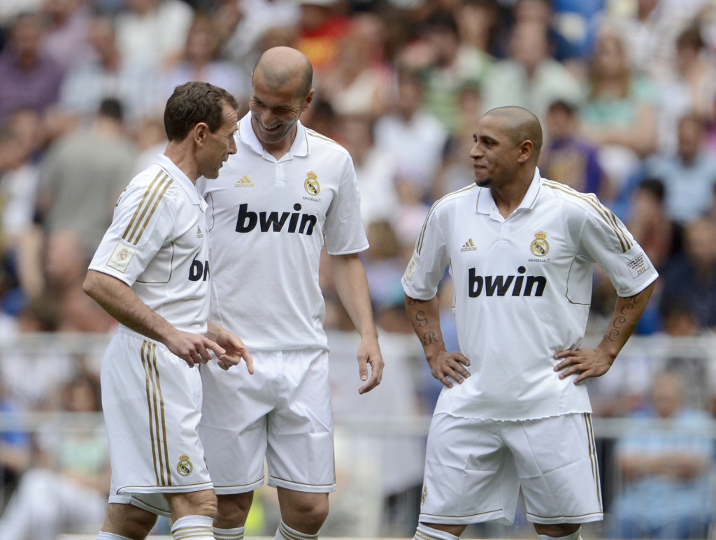 Real Madrid's Emilio Butragueno (L), Zinedine Zidane (C) and Roberto Carlos (R) smile during the veteran's Corazon Classic Match 2012 between Real Madrid and Manchester United at the Santiago Bernabeu stadium in Madrid on June 03, 2012. AFP PHOTO/ DANI POZO (Photo credit should read DANI POZO/AFP/GettyImages)