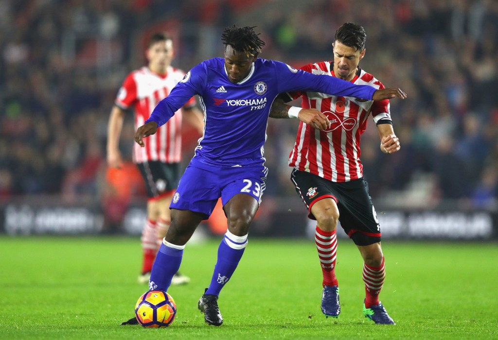 SOUTHAMPTON, ENGLAND - OCTOBER 30: Michy Batshuayi of Chelsea (L) shoots while Jose Fonte of Southampton (R) puts pressure on him during the Premier League match between Southampton and Chelsea at St Mary's Stadium on October 30, 2016 in Southampton, England. (Photo by Clive Rose/Getty Images)