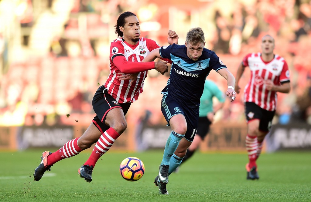 SOUTHAMPTON, ENGLAND - DECEMBER 11: Virgil van Dijk of Southampton and Viktor Fischer of Middlesbrough battle for the ball during the Premier League match between Southampton and Middlesbrough at St Mary's Stadium on December 11, 2016 in Southampton, England. (Photo by Alex Broadway/Getty Images)
